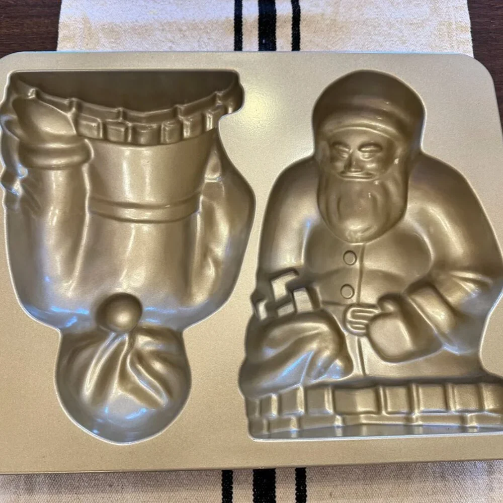Williams-Sonoma Nordic Ware Vintage Santa Claus 3D Cake Pan - Christmas Holiday